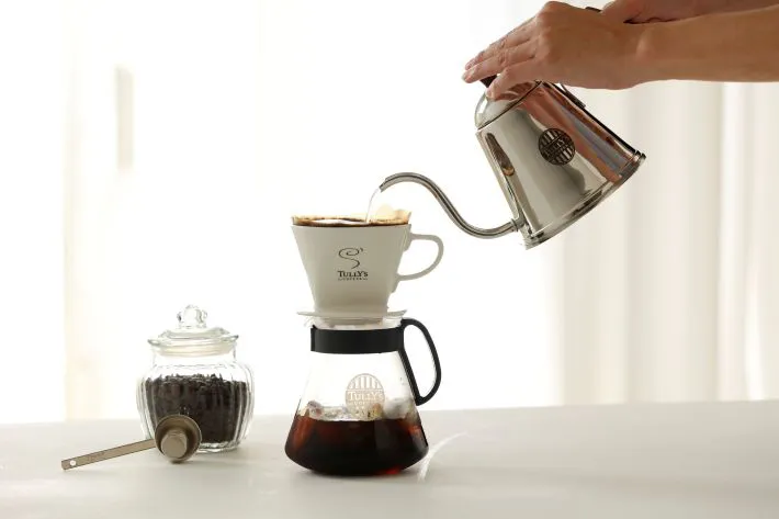 コーヒーをいれる写真