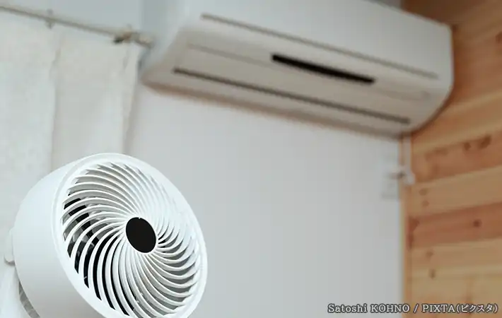 エアコンとサーキュレーターの写真