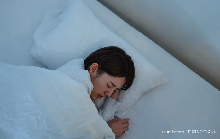 『寝苦しい女性』の写真