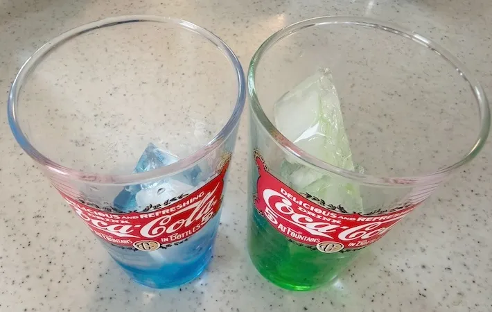 グラスに氷とシロップを入れた画像（撮影：エニママ）