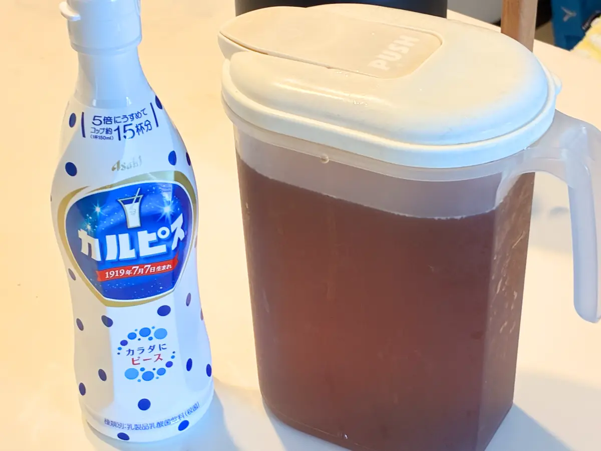 『カルピス』の原液と麦茶を並べた場面