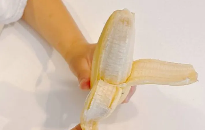『子供がバナナを剥く』写真（撮影：キジカク）