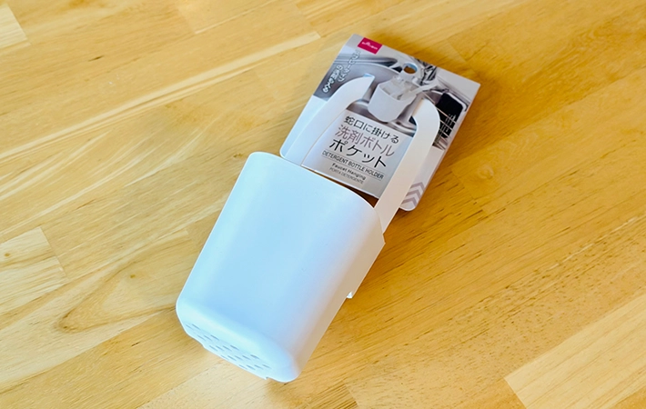 『蛇口に掛ける洗剤ボトルポケット』の写真（撮影：grapeライフハック編集部）