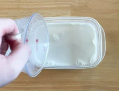 タッパーに牛乳を注ぐ写真（撮影：grapeフード編集部）