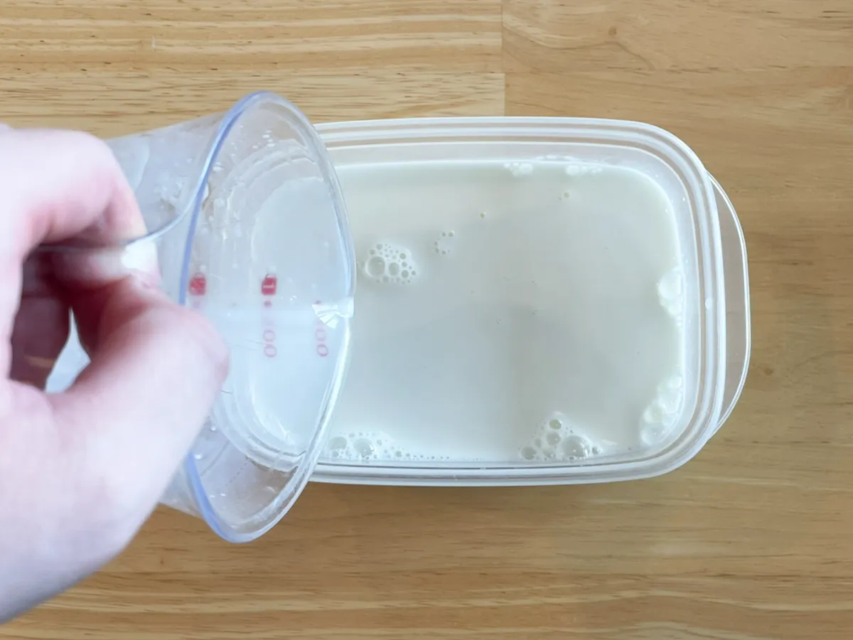 タッパーに牛乳を注ぐ写真(撮影:grapeフード編集部)