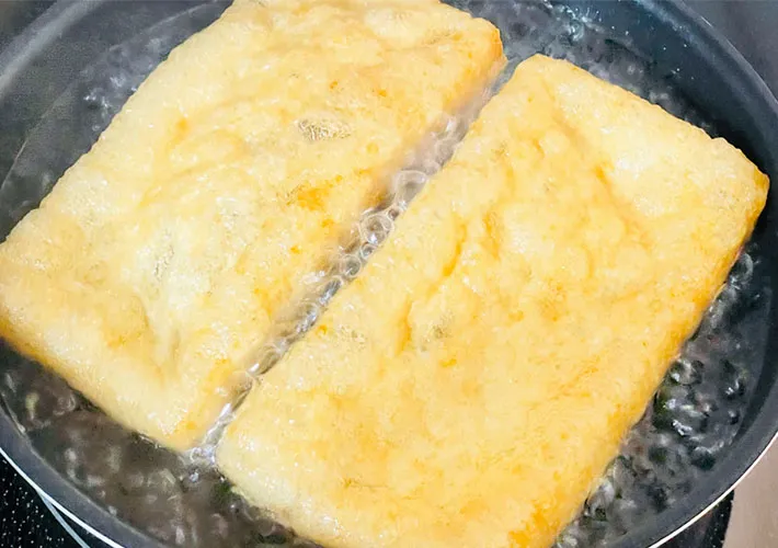 油揚げを茹でて油抜きしている画像（撮影:エニママ）　