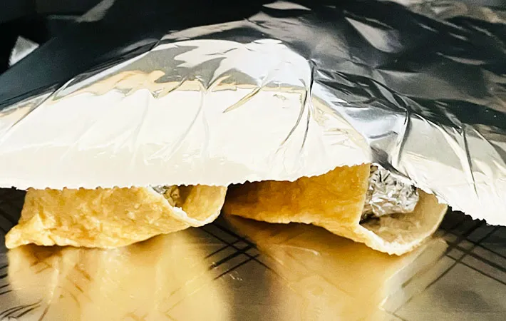 油揚げをトースターに入れてアルミホイルをかぶせた画像（撮影:エニママ）　