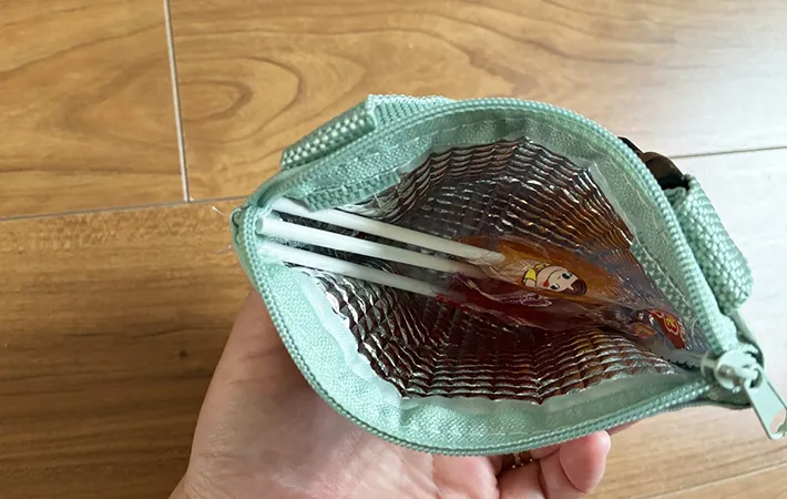 『保温冷薄型ミニポーチ』にソフトキャンディを入れた画像（撮影：エニママ）