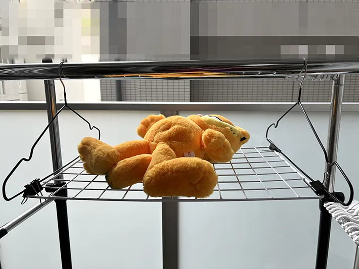 ワイヤーネットラックにのせて干すぬいぐるみ（撮影：grapeライフハック編集部）