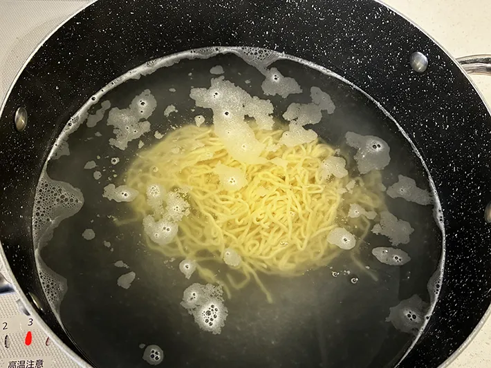 中華麺を鍋でゆでる場面（撮影：grapeフード編集部）