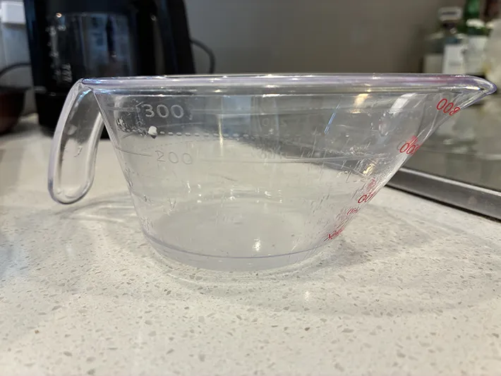 水切り後の水が入ったカップ（撮影：grapeフード編集部）