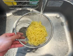 ゆでた中華麺を冷水で冷やす場面（撮影：grapeフード編集部）