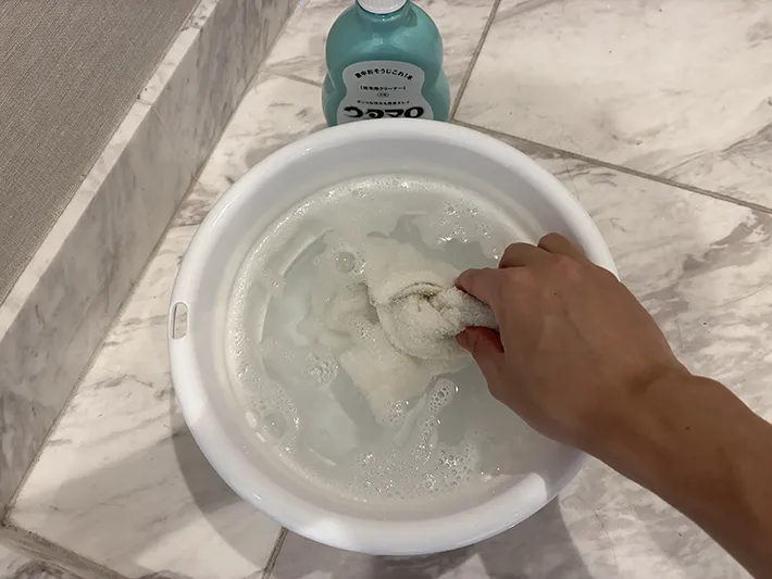 ぞうきんを水に浸す場面（撮影：grapeライフハック編集部）