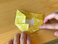 左右の頂点を中央に折り込んだ折り紙（撮影：grapeライフハック編集部）