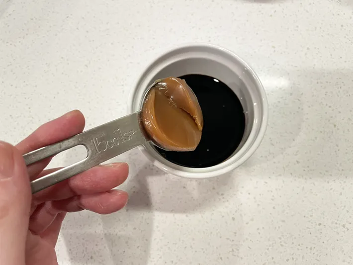 コーヒーポーションと『濃厚ピーナッツバラ―クリーム』を混ぜる写真（撮影：grapeフード編集部）