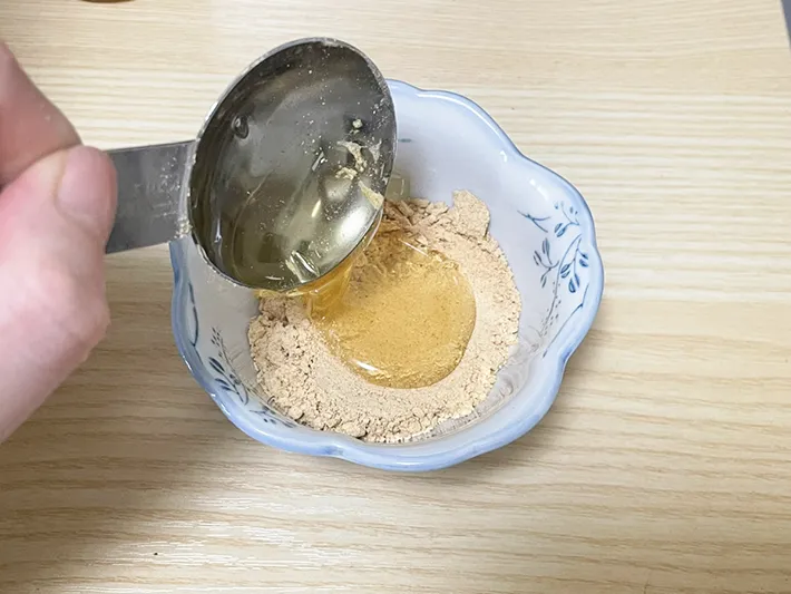 きな粉とハチミツを混ぜる写真（撮影：grapeフード編集部）