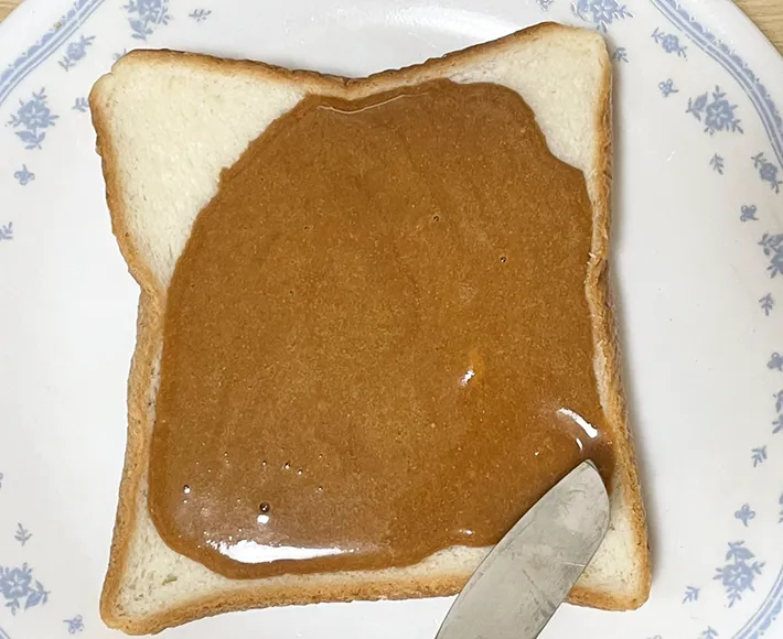 食パンにきな粉ソースをかける写真（撮影：grapeフード編集部）