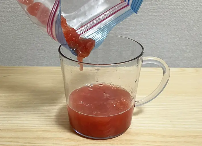 潰したスイカをコップに注ぐ写真（撮影：grapeフード編集部）