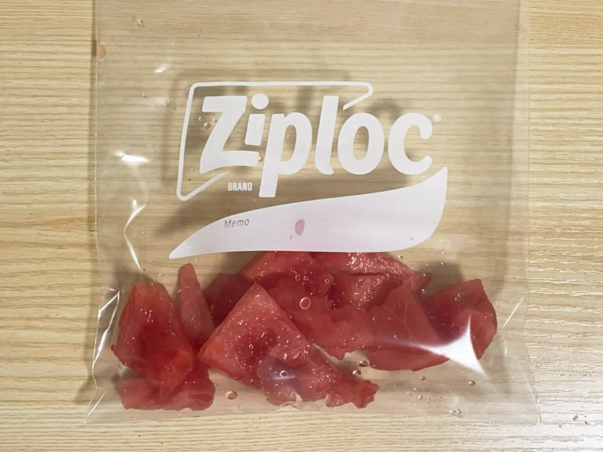 スイカをジッパー袋に入れた写真(撮影:grapeフード編集部)