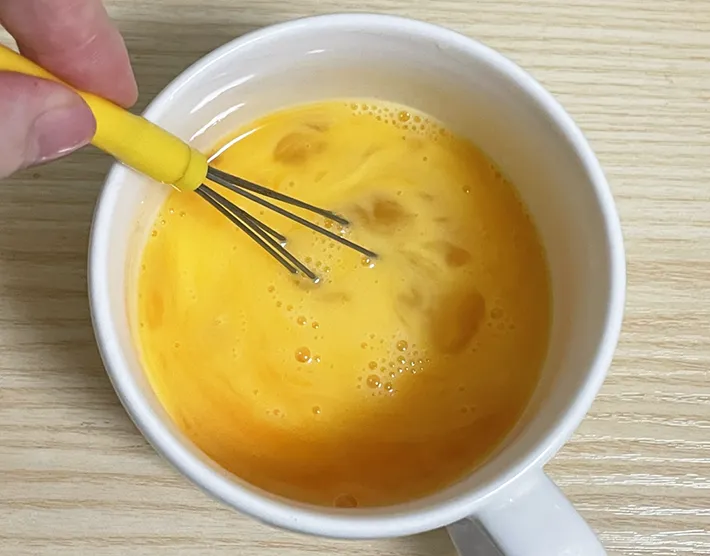 卵液を作る写真（撮影：grapeフード編集部）