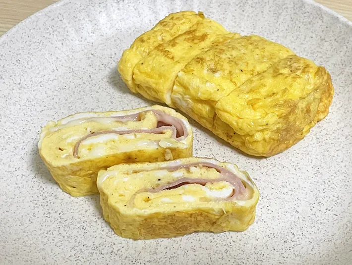 生ハムとチーズが入った玉子焼きの写真（撮影：grapeフード編集部）