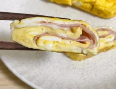 生ハムとチーズが入った玉子焼きの写真（撮影：grapeフード編集部）
