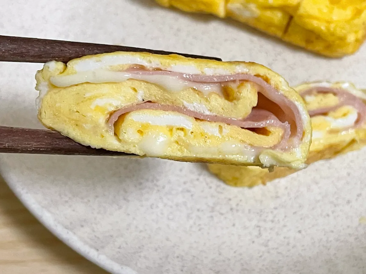 生ハムとチーズが入った玉子焼きの写真(撮影:grapeフード編集部)