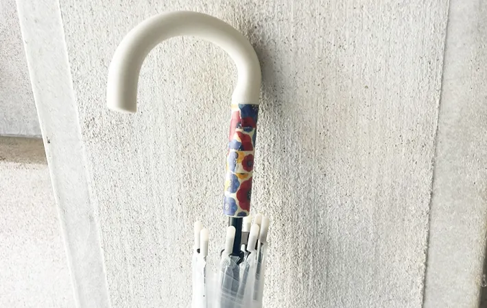 持ち手の部分にマスキングテープを貼った傘（撮影：りょうせい）
