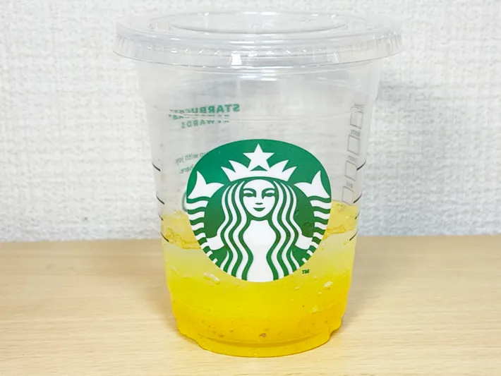 保冷剤を入れたスタバカップ（撮影：grapeライフハック編集部）