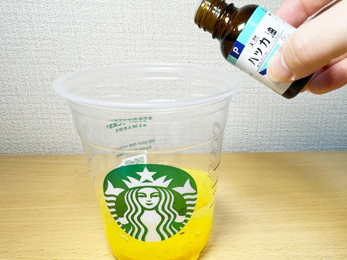 保冷剤を入れたスタバカップにハッカ油を垂らす（撮影：grapeライフハック編集部）