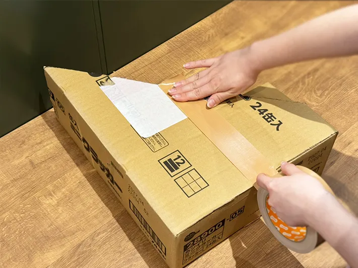 ガムテープを貼る（撮影:grapeライフハック編集部）