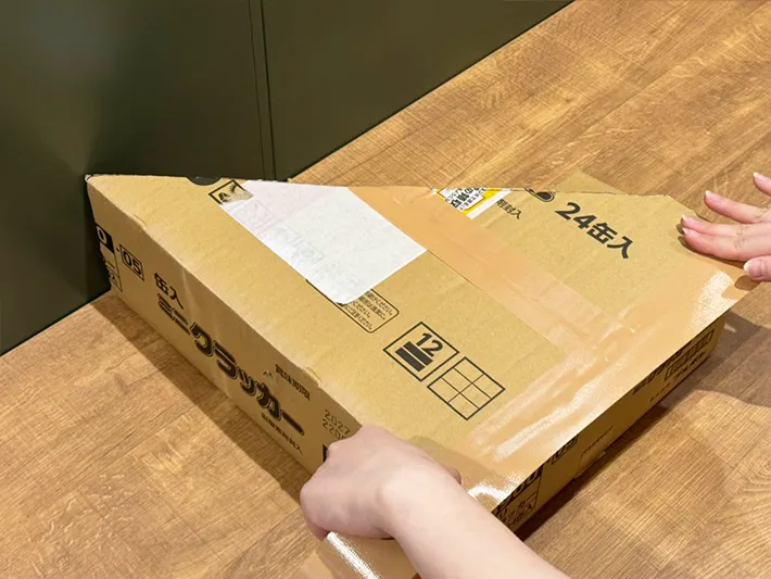 ガムテープを貼る（撮影:grapeライフハック編集部）