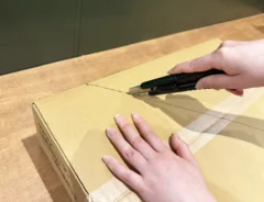 カッターで切る（撮影:grapeライフハック編集部）
