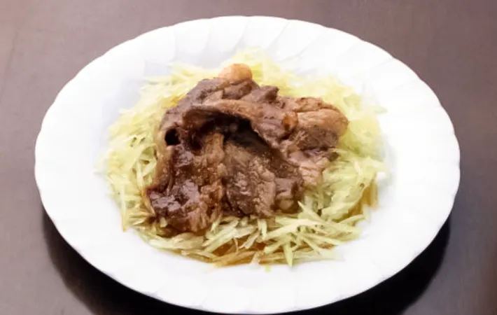 スイカの皮と焼き肉の写真