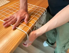ワイヤーネットを曲げる場面（撮影：grapeライフハック編集部）