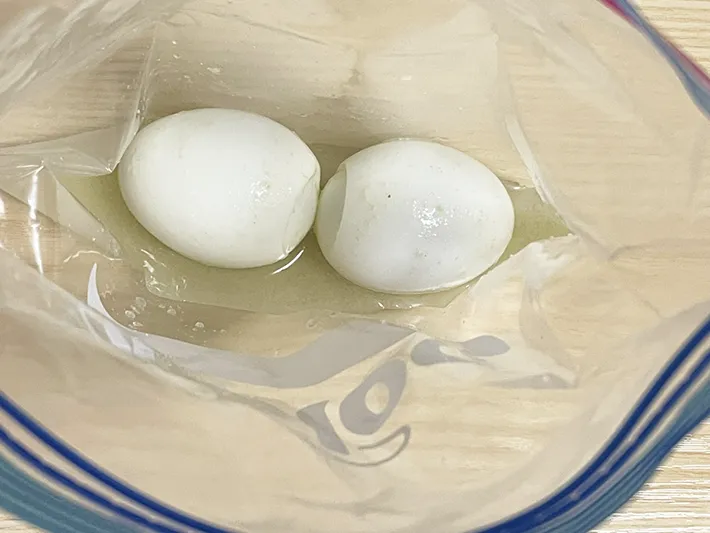 ジッパー袋にワサビとゆで卵を入れる写真（撮影：grapeフード編集部）