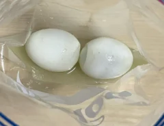 水で溶いたワサビに浸したゆで卵の写真(撮影:grapeフード編集部)