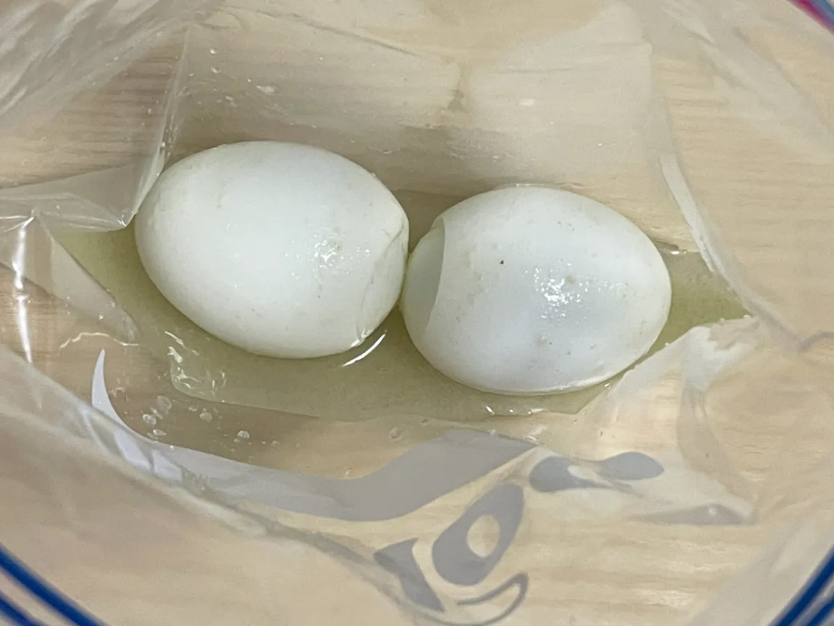 水で溶いたワサビに浸したゆで卵の写真(撮影:grapeフード編集部)