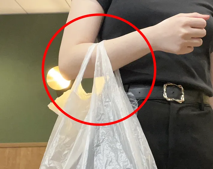 ビニール袋を腕に下げた写真（撮影：grapeライフハック編集部）