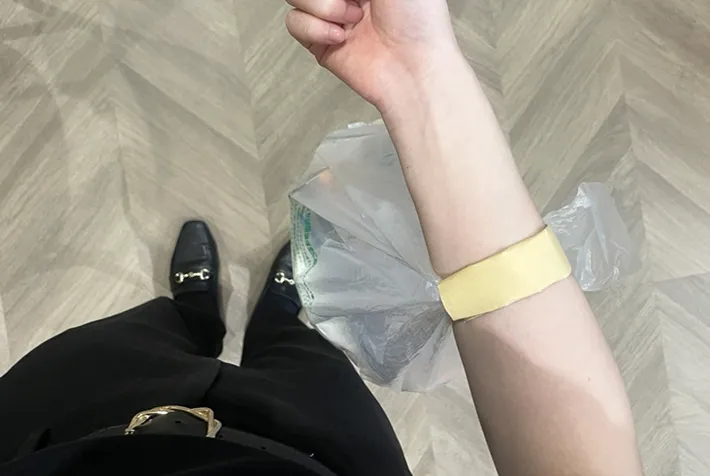 即席グリップを取りつけたビニール袋を腕に下げる写真（撮影：grapeライフハック編集部）
