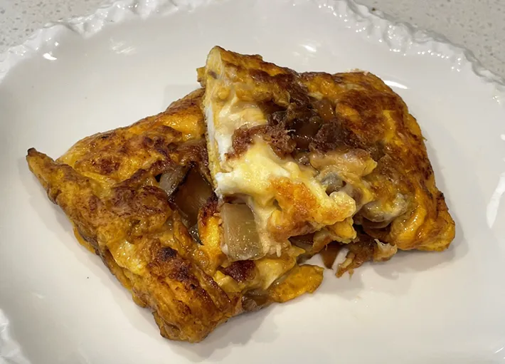 皿に盛りつけた玉子焼きの写真（撮影：grapeフード編集部）