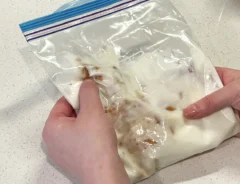 アイスの材料を揉む写真（撮影：grapeフード編集部）