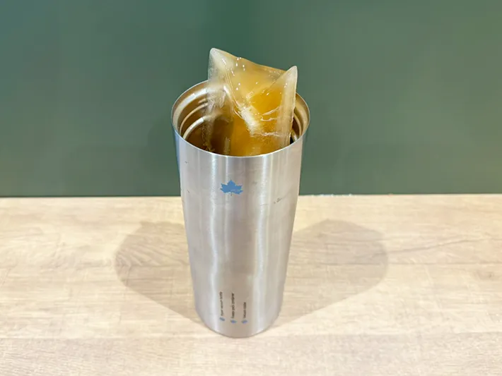麦茶氷を入れた水筒（撮影：grapeライフハック編集部）