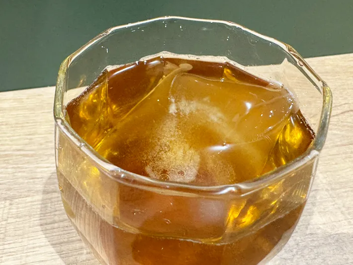 麦茶氷を入れたコップ（撮影：grapeライフハック編集部）