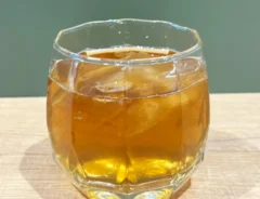 麦茶氷を入れたコップ（撮影：grapeライフハック編集部）