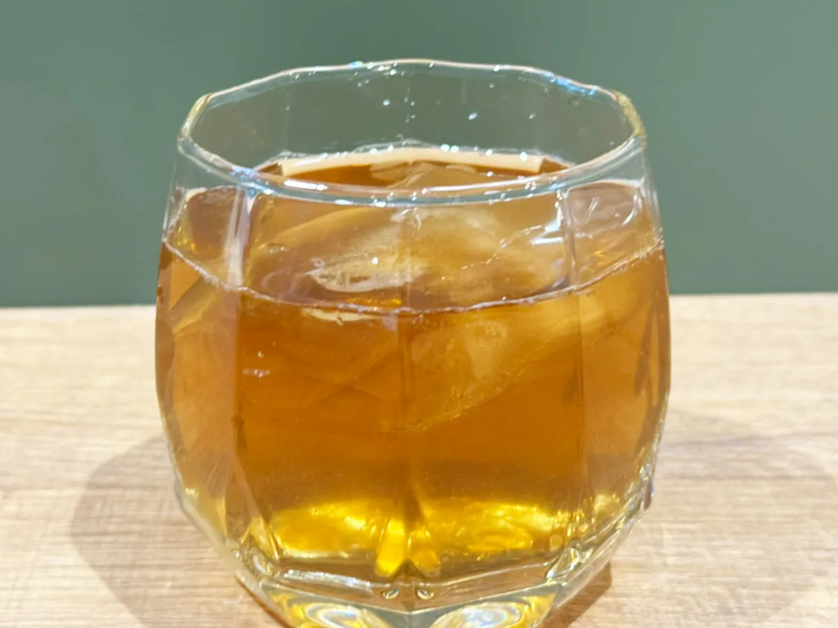 麦茶氷を入れたコップ(撮影:grapeライフハック編集部)
