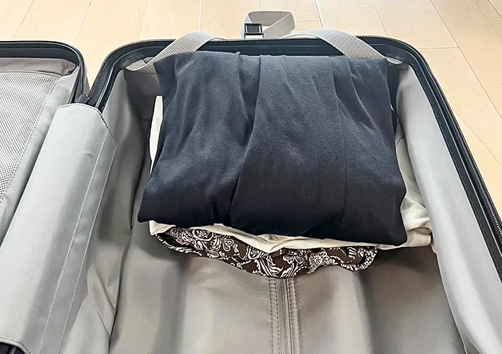 スーツケースに荷造りする写真（撮影：Classy Life）