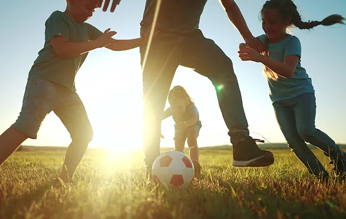 サッカーをする子供の写真