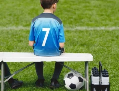 背番号とサッカーボールの写真