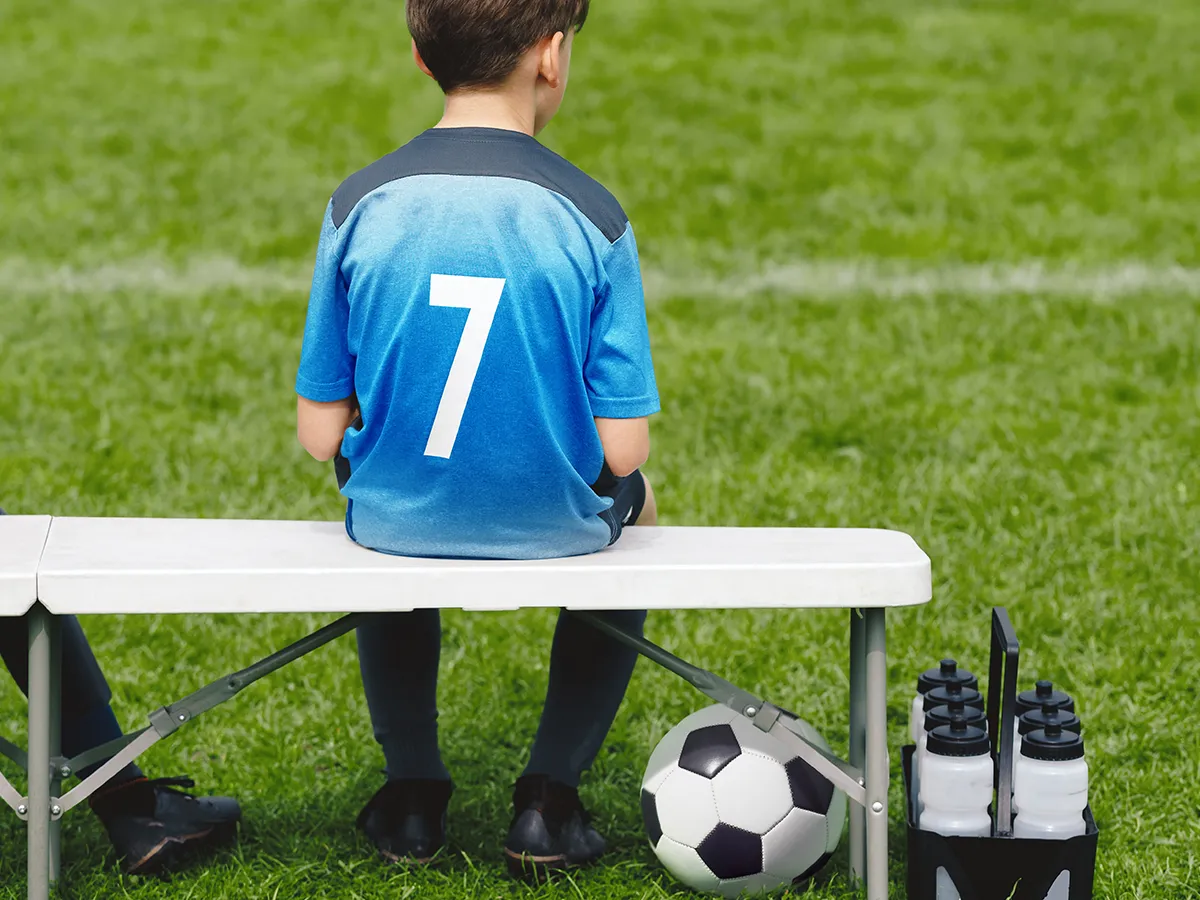 背番号とサッカーボールの写真